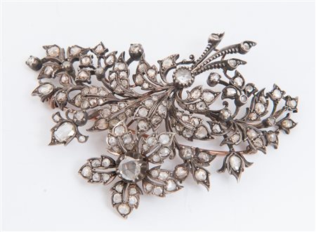 GRANDE SPILLA IN ORO, ARGENTO E DIAMANTI A tralcio floreale, interamente...