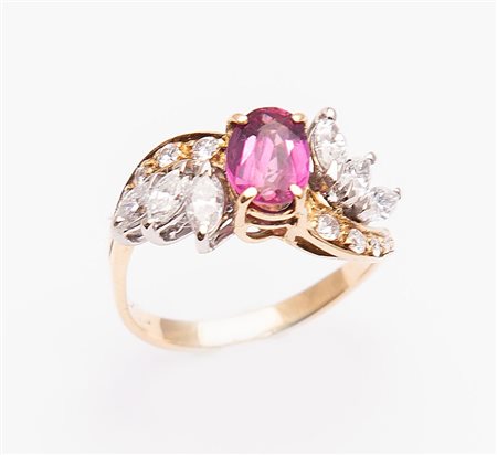 ANELLO IN ORO, DIAMANTI E RUBINO. Realizzato con rubino ovale (ct 1,00 circa)...