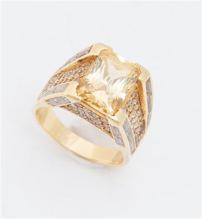 ANELLO IN ORO. Realizzato come una fascia larga decorata con gemme ad...