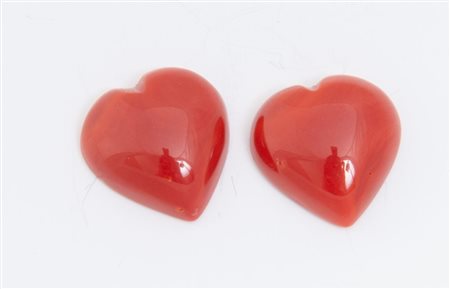 DUE CABOCHON DI CORALLO. Ciascuno sagomato come un cuore in corallo rosso...