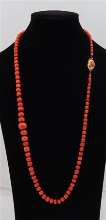 COLLANA IN ORO E CORALLI ad una fila di barilotti digradanti di corallo...