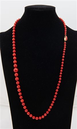 COLLANA IN CORALLO MEDITERRANEO. Realizzata ad una lunga fila di boules di...