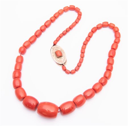 COLLANA IN CORALLO ROSSO Realizzata ad una fila di barilotti in corallo rosso...