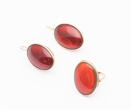 DEMIPARURE IN ORO E CORNIOLA. Costituita da anello e orecchini a monechella,...