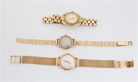 TRE OROLOGI PER SIGNORA IN ORO Ciascuno con quadrante marcato “Omega”, cassa...
