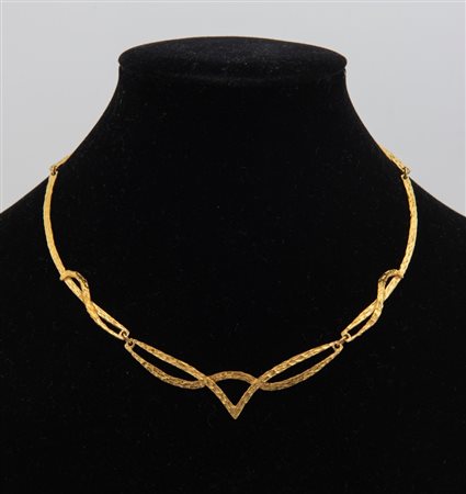 COLLANA IN ORO GIALLO. Realizzata come un collier semirigido in oro...