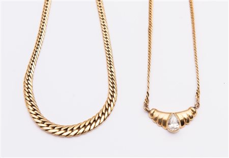 DUE COLLANE IN ORO GIALLO. Ciascuna realizzata come un collier a maglie...