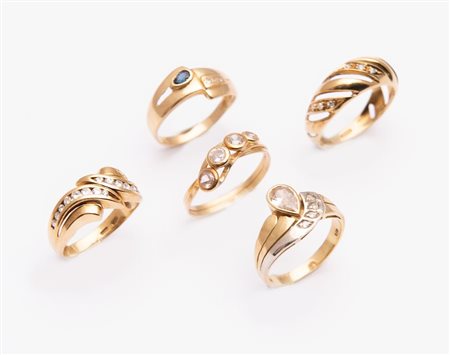 LOTTO DI CINQUE ANELLI Ciascuno realizzato come una fascia in oro giallo,...