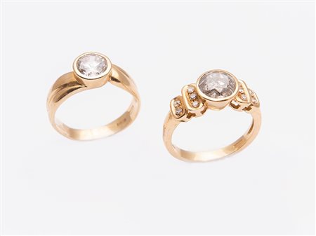 LOTTO DI DUE ANELLI. Ciascuno realizzato in oro giallo e decorato con...