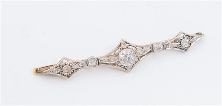 SPILLA IN ORO BIANCO 18K E DIAMANTI disegnata come una barretta traforata a...