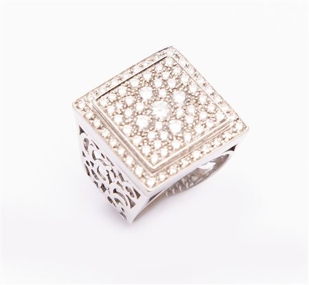 ANELLO IN ORO BIANCO E DIAMANTI. Realizzato come una fascia centrata da uno...