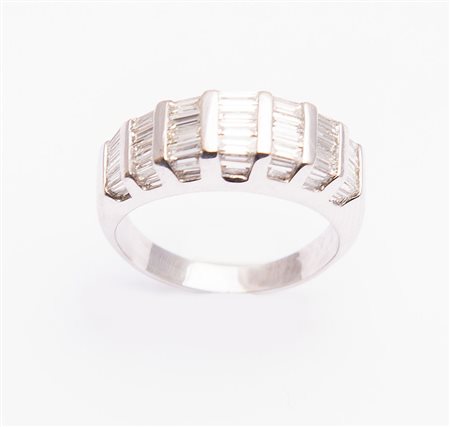 ANELLO IN ORO BIANCO E DIAMANTI. Realizzato come una fascia decorata a più...