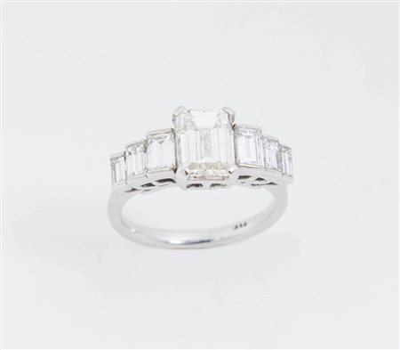 ANELLO IN ORO BIANCO E DIAMANTI. Realizzato con diamante ottagonale centrale...