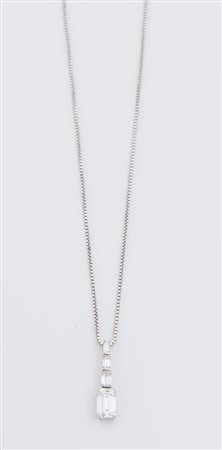 COLLANA IN ORO BIANCO E DIAMANTI. Realizzata con catena sottile e pendente...