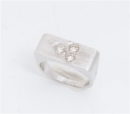 ANELLO IN ORO BIANCO E DIAMANTI Realizzato come una fascia di gusto...