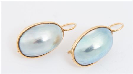 ORECCHINI IN ORO E PERLE MABE’. Ciascuno realizzato come un pendente a...