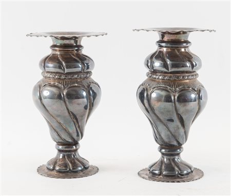 Napoli (probabilmente), XIX secolo. Coppia di vasi in argento. Non recano...