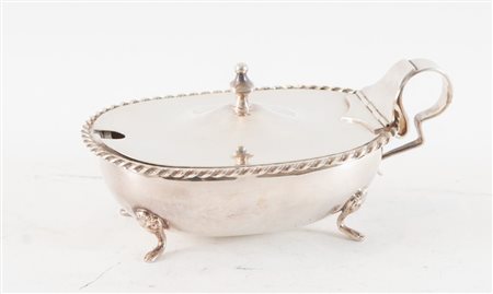 Formaggiera in argento 800. Reca punzoni sotto la base: 800 e losanga...