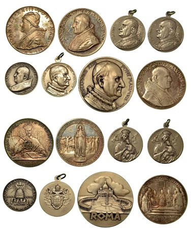 Lotto di otto medaglie in argento di papa Giovanni XXIII sia annuali che straordinarie.  SPL, 