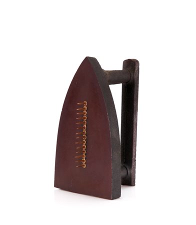 MAN RAY Philadelphia 1890 - Parigi 1976 Cadeau 1921, 1974 ferro da stiro con...