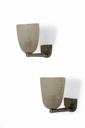 Coppia di appliques con struttura in metallo e diffusori in vetro di Murano., 