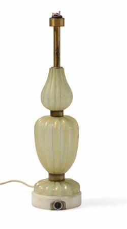 Lampada con struttura in ottone e vetro di Murano a foglia oro., 