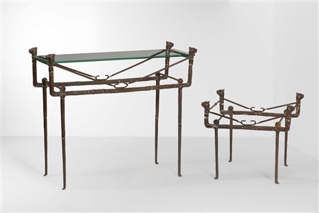 Set di consolle e tavolino, uno con vetro e uno senza, con struttura in fusione di metallo., 