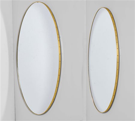 Due specchi ovali con struttura in legno e profilo in ottone., 