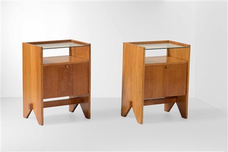 Coppia di comodini con anta a ribalta. Struttura in legno e piano in cristallo molato. Dettagli in ottone., 