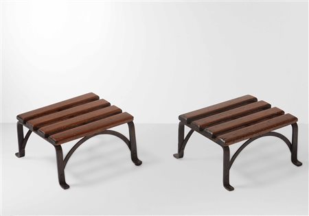 Coppia di pouf con struttura in metallo e legno., 