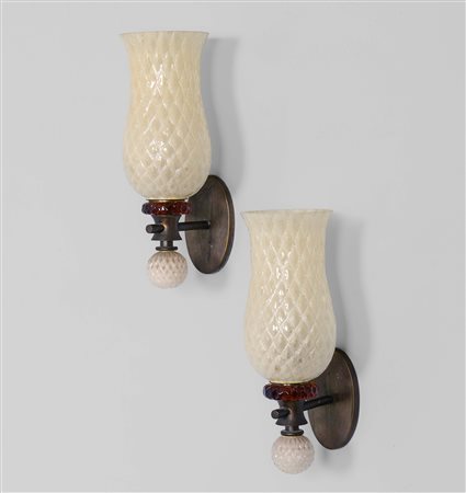 Coppia di lampade da parete con struttura in ottone e diffusore in vetro di Murano, 