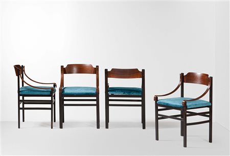 Quattro sedie con struttura, braccioli e sostegni in legno e rivestimento in velluto., 