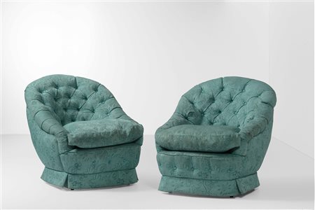 Coppia di poltrone con struttura in legno e rivestimenti in tessuto., 