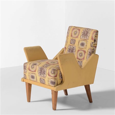 Poltrona con struttura e sostegni in legno e rivestimenti in tessuto., 