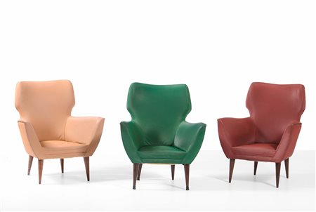 Set di tre poltrone con struttura in legno e rivestimenti in tessuto., 