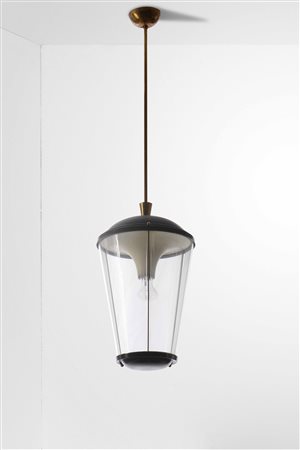 Due lampade a sospensione con struttura in ottone e metallo laccato. Diffusori in vetro., 