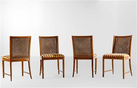 Quattro sedie con struttura in legno, schienale in paglia di Vienna e rivestimenti in tessuto., 