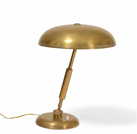 Lampada da tavolo orientabile con struttura e diffusore in ottone., 