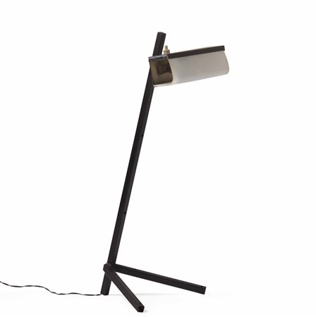 Lampada da tavolo con struttura in metallo laccato, diffusore orientabile in metallo e perspex., 