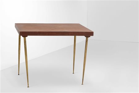 Tavolo basso con piano in legno e sostegni in ottone., 