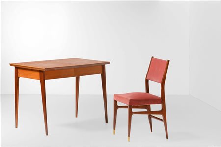 Set composto da una scrivania in legno e da una sedia in legno con puntali in ottone e rivestimenti in skai. Sedia su disegno di Gio Ponti., 