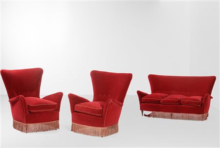 Salotto composto da un divano e dure poltrone. Struttura in legno e rivestimenti in tessuto., 