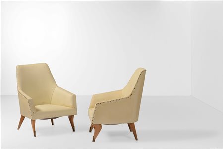 Due poltroncine con struttura in legno, puntali in ottone e rivestimenti in skai., 