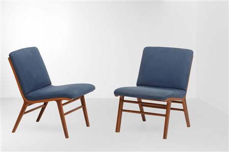 Coppia di poltroncine con struttura in legno e rivestimenti in tessuto., 