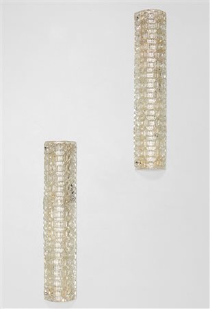 Coppia di lampade a parete con struttura in metallo e diffusore in vetro di Murano., 