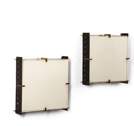 Due appliques con struttura in metallo laccato e ottone. Diffusore in vetro., 