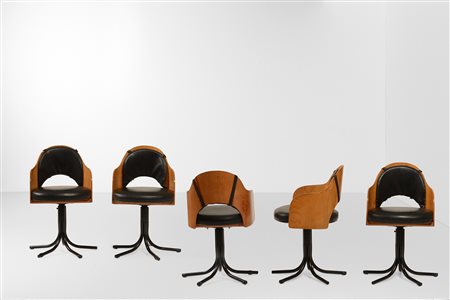 Cinque poltrone con struttura in legno e rivestimenti in pelle., 