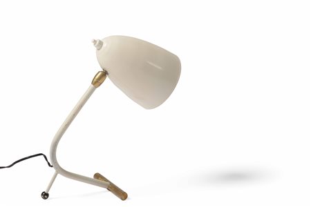 Lampada da tavolo con struttura in metallo laccato, ottone e diffusore orientabile in metallo laccato., 