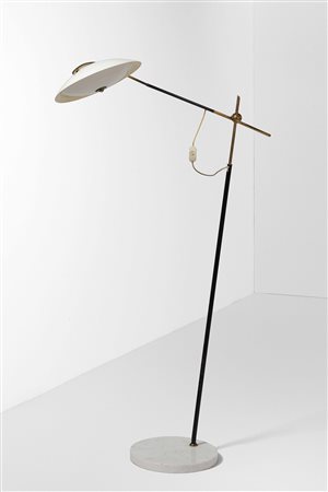 Lampada da terra orientabile con struttura in ottone, metallo laccato e diffusore in vetro e metallo laccato e base in marmo., 