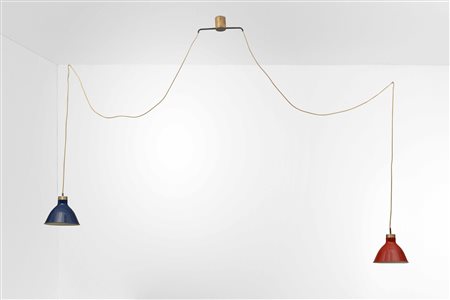 Lampada a sospensione con diffusori in metallo laccato e particolari in ottone., 